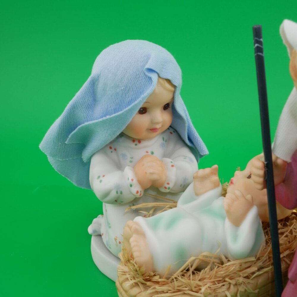 Nativity Figurine "Away In A Manger" By Ashton-Drake Galleries LE#1873 of 5000 - Picture 3 of 7